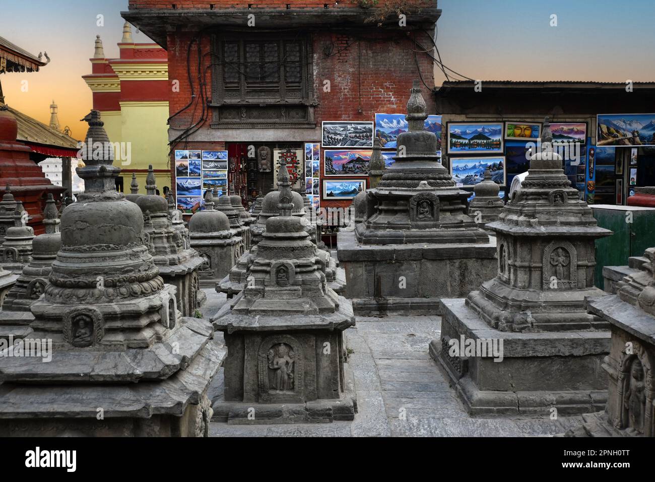 Eine Gruppe kleiner Schreine im Swayambhunath (Affentempel) in Kathmandu, Nepal, Asien. Stockfoto