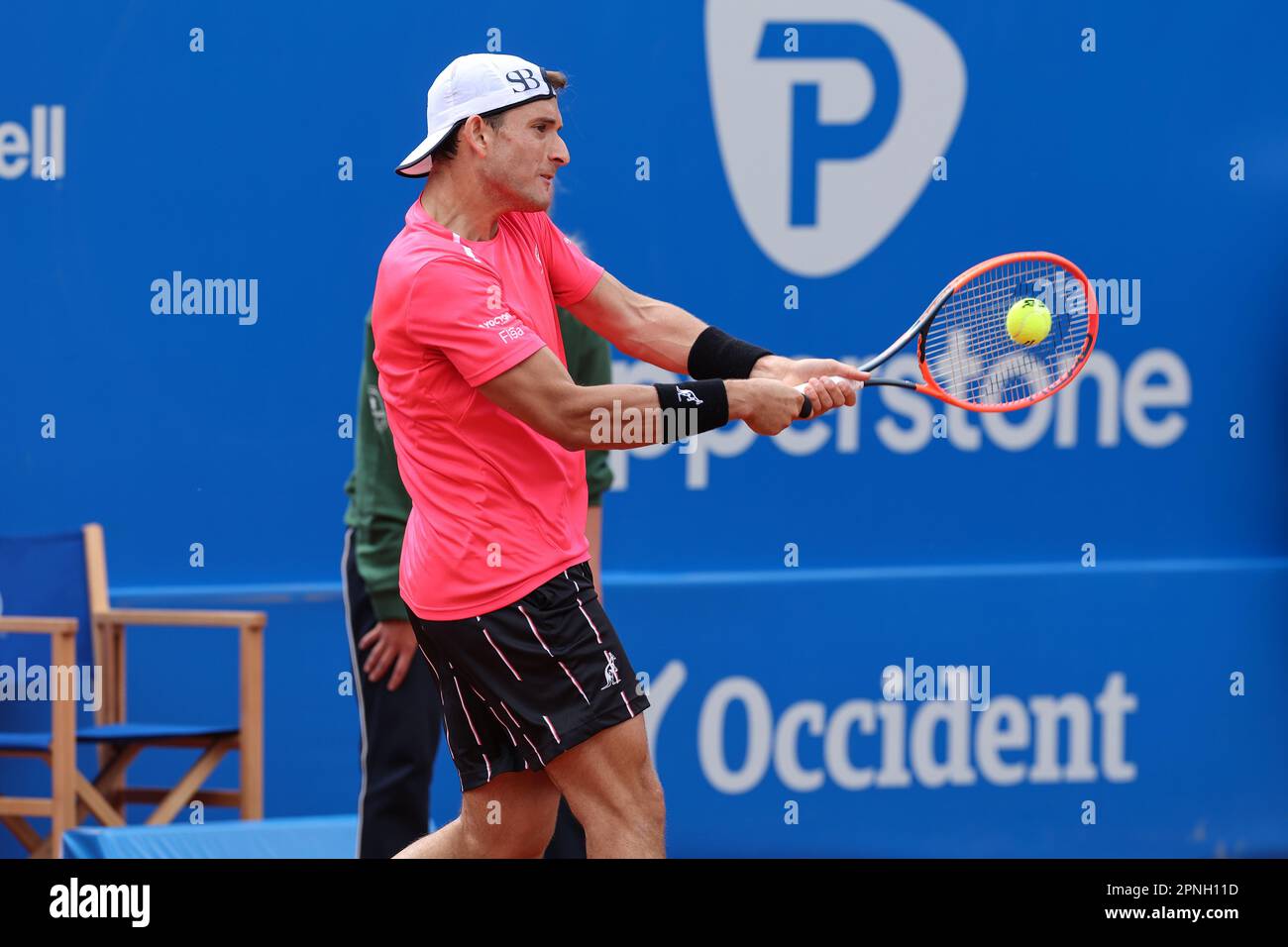 BARCELONA, SPANIEN - 18. APRIL: Francesco Passaro aus Italien während des 70. Trofeo Conde de Godo Day 2-Spiels Barcelona Open Banc Sabadell gegen Francesco Passaro und Fernando Verdasco im Real Club de Tenis Barcelona am 18. April 2023 in Barcelona, Spanien Stockfoto