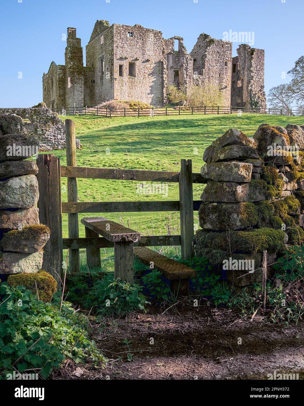 Die Ruinen des Barden Tower, einer Jagdhütte aus dem 15. Jahrhundert, in Wharfedale, Barden, North Yorkshire, vor einem klaren blauen Himmel Stockfoto