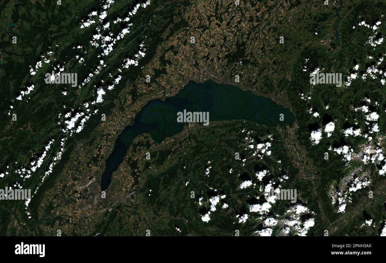 Hochauflösendes Satellitenbild des Genfer Sees zwischen der Schweiz und Frankreich – enthält modifizierte Copernicus Sentinel-Daten (2022) Stockfoto