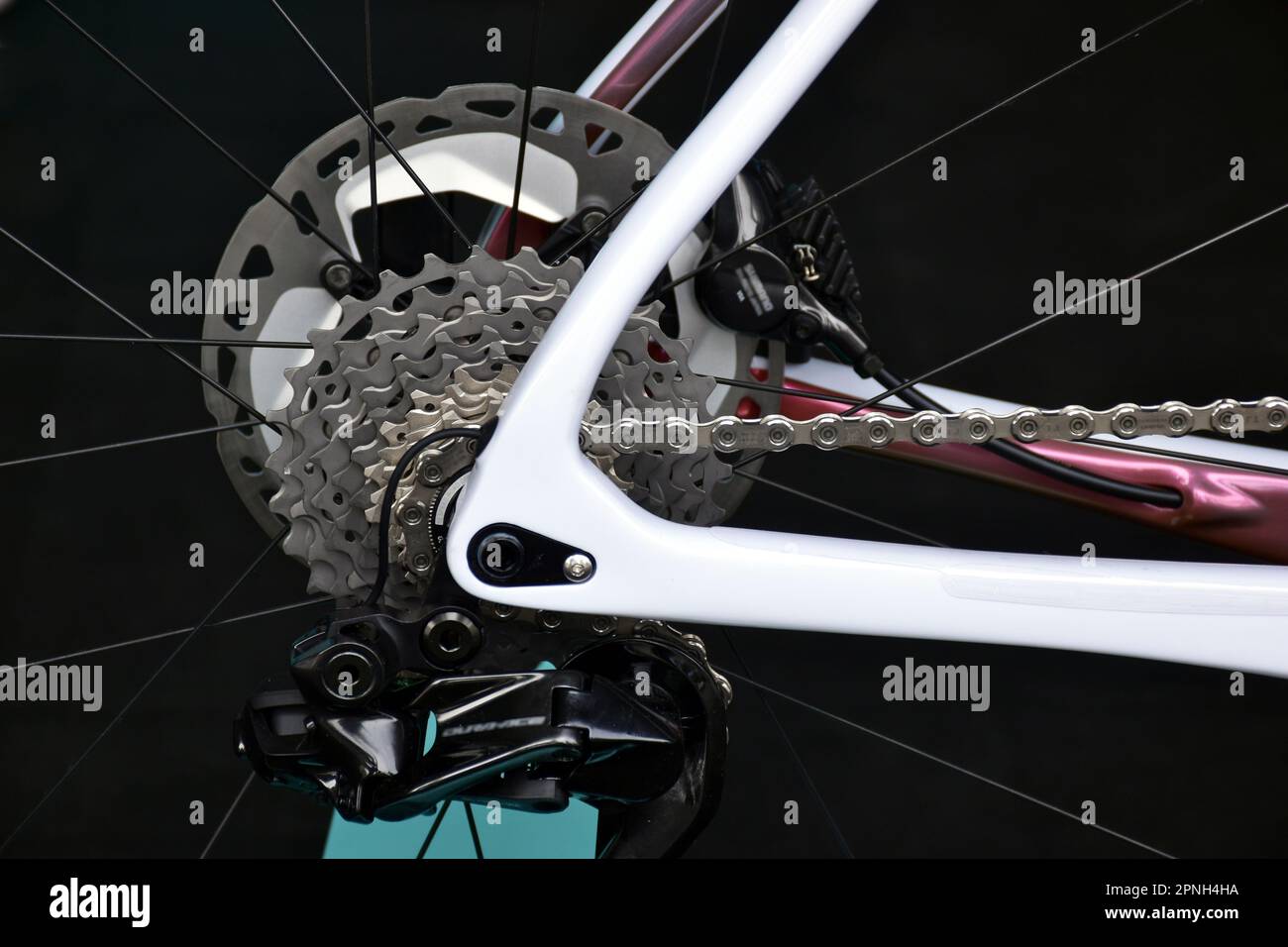 Einzelansicht der Nahaufnahme des Hinterrads des Fahrrads. Gangschaltung, Zahnrad und schwarze Speichen. Maschinenbau und Feinbau. Hochwertiges Rennrad. Stockfoto