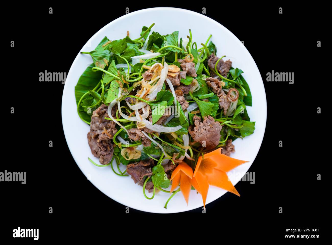 Vietnamesische, gebratene Chayote mit isoliertem Rindfleisch auf schwarzem Hintergrund Stockfoto