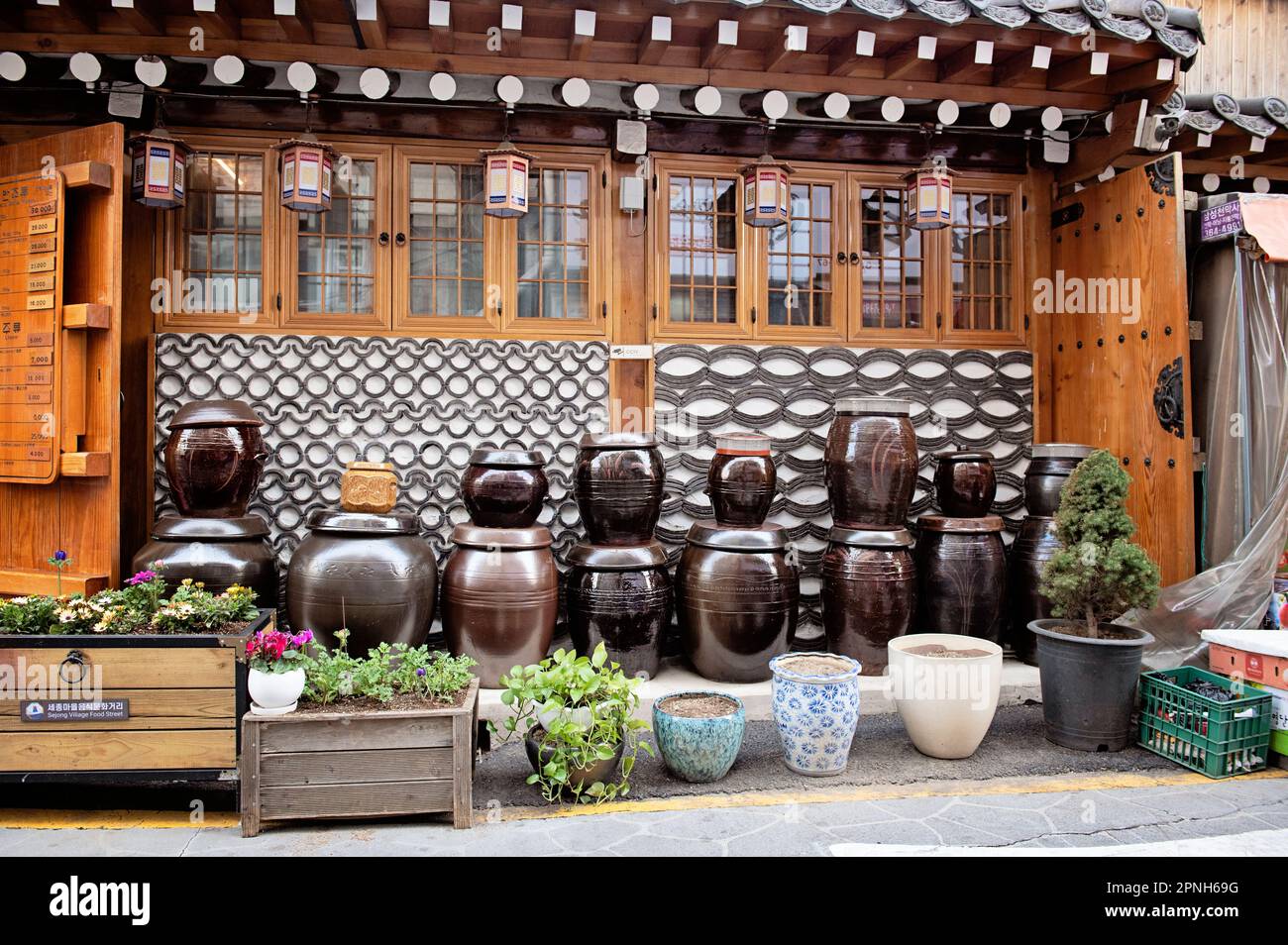 Bottiche für Kimchi vor dem traditionellen Haus in der Nähe der Sejong Food Street, Seoul, Südkorea Stockfoto