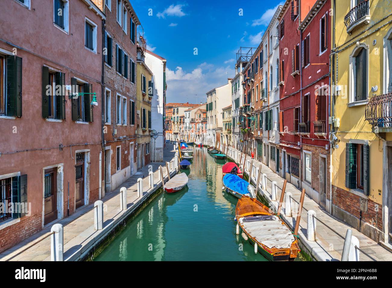 Malerischer Wasserkanal mit bunten Häusern, Santa Marta, Venedig, Venetien, Italien Stockfoto