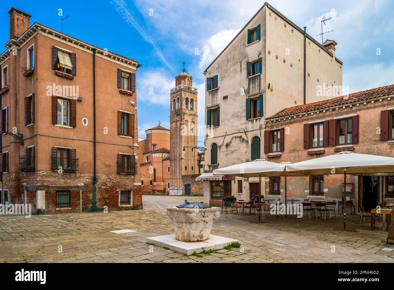 Malerischer Blick auf einen Platz mit Steinbrunnen (Vera da pozzo), Dorsoduro, Venedig, Venetien, Italien Stockfoto