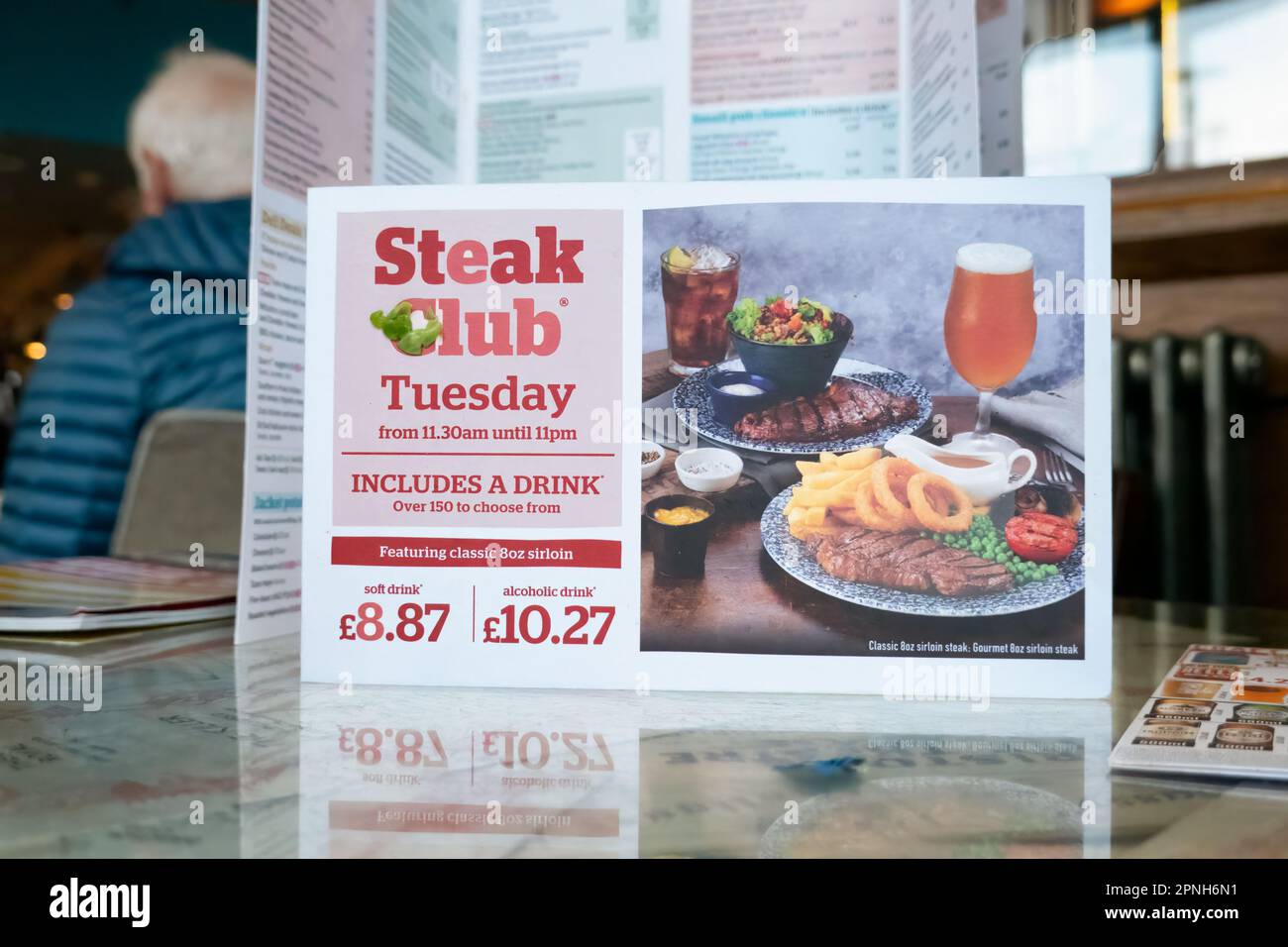 Eine Speisekarte aus einem JD Wetherspoons Pub. Die Karte zeigt die Preise des beliebten Steak Clubs, der jeden Dienstag im Pub verfügbar ist Stockfoto
