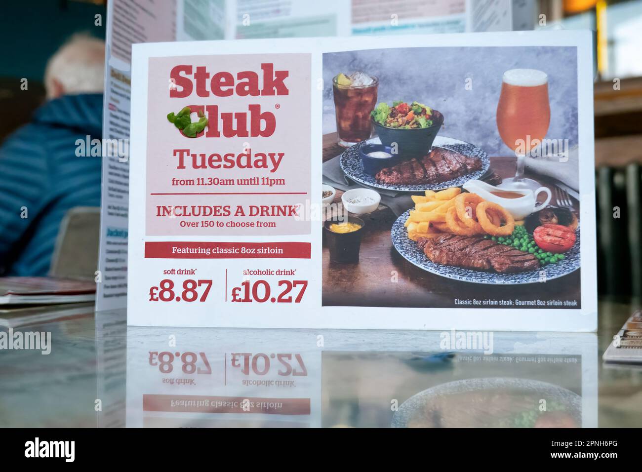 Eine Speisekarte aus einem JD Wetherspoons Pub. Die Karte zeigt die Preise des beliebten Steak Clubs, der jeden Dienstag im Pub verfügbar ist Stockfoto