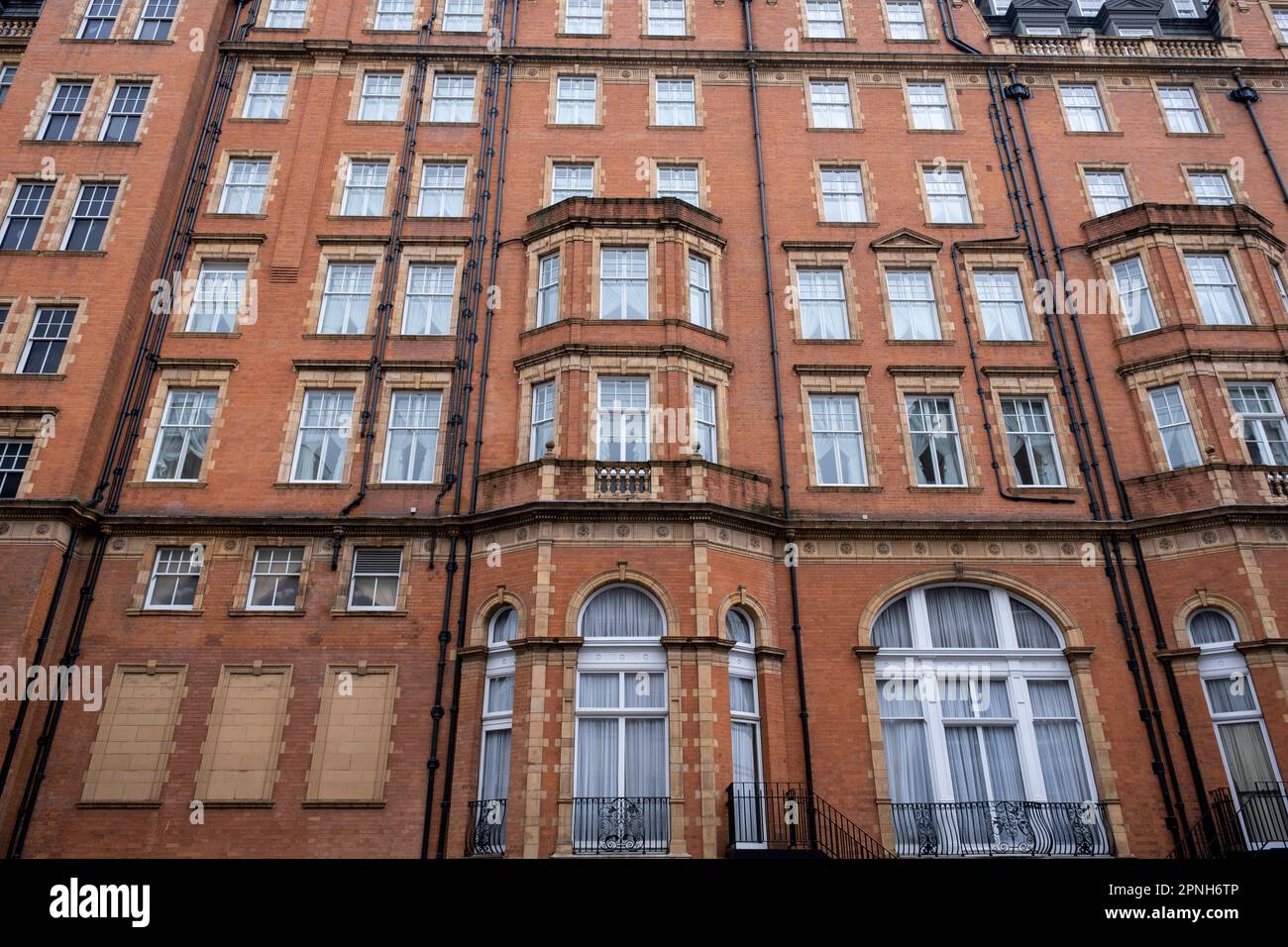 Herrenhaus aus rotem Backstein im exklusiven Bereich von Marylebone am 26. März 2023 in London, Vereinigtes Königreich. Laut einer aktuellen Studie einer führenden Immobilienagentur, die sich auf hochwertige Immobilien spezialisiert hat, sind in der britischen Hauptstadt mehr Menschen mit hohem Nettowert und ultrahohem Nettowert als in jeder anderen Stadt der Welt zu Hause. Stockfoto