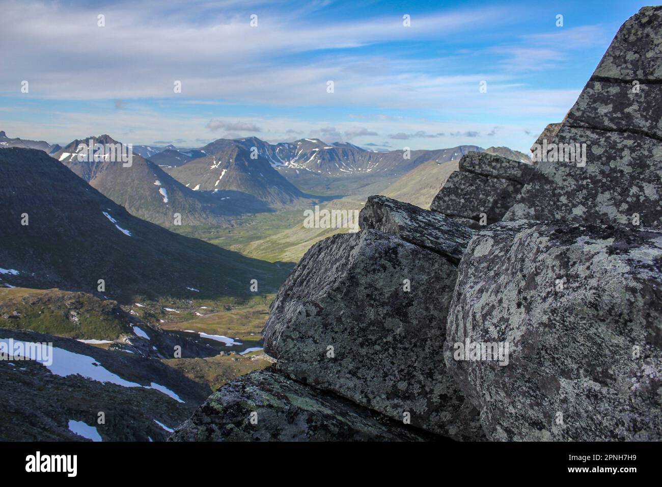 Blick vom Manaraga-Gipfel im Niederpolaren Ural, Russland am sonnigen Sommertag. Felsen im Vordergrund Stockfoto