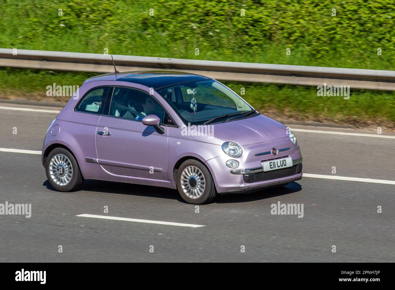 2013 Fiat 500 Lounge Rechtslenker Opt. Start/Stopp Pink Autofluke Benzinmotor Größe 1242 ccm Euro Status 5b; Fahrt auf der Autobahn M61, Großbritannien Stockfoto 2013 Fiat 500 Lounge Rechtslenker Opt. Start/Stopp Pink Autofluke Benzinmotor Größe 1242 ccm Euro Status 5b; Fahrt auf der Autobahn M61, Großbritannien Stockfoto