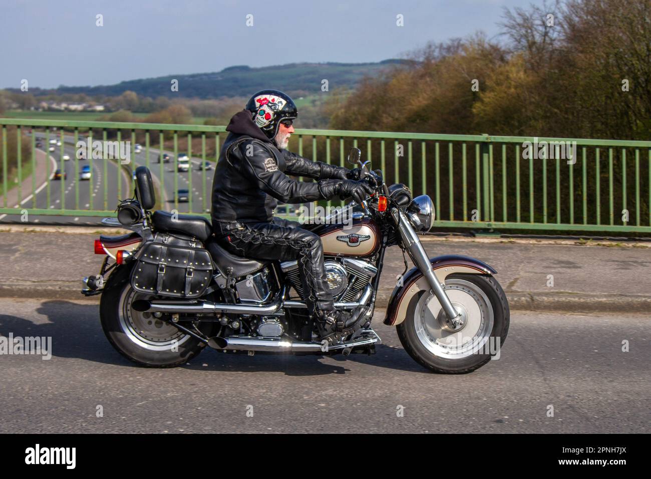 Harley Davidson FXSTS Softail 1998 90s Neunziger Fatboy 95. Jubiläumsausgabe; Motorradfahrer; zweirädriger Transport, Motorräder, Fahrzeug, Straßen, Motorräder, Motorradfahrer in Manchester, Großbritannien Stockfoto