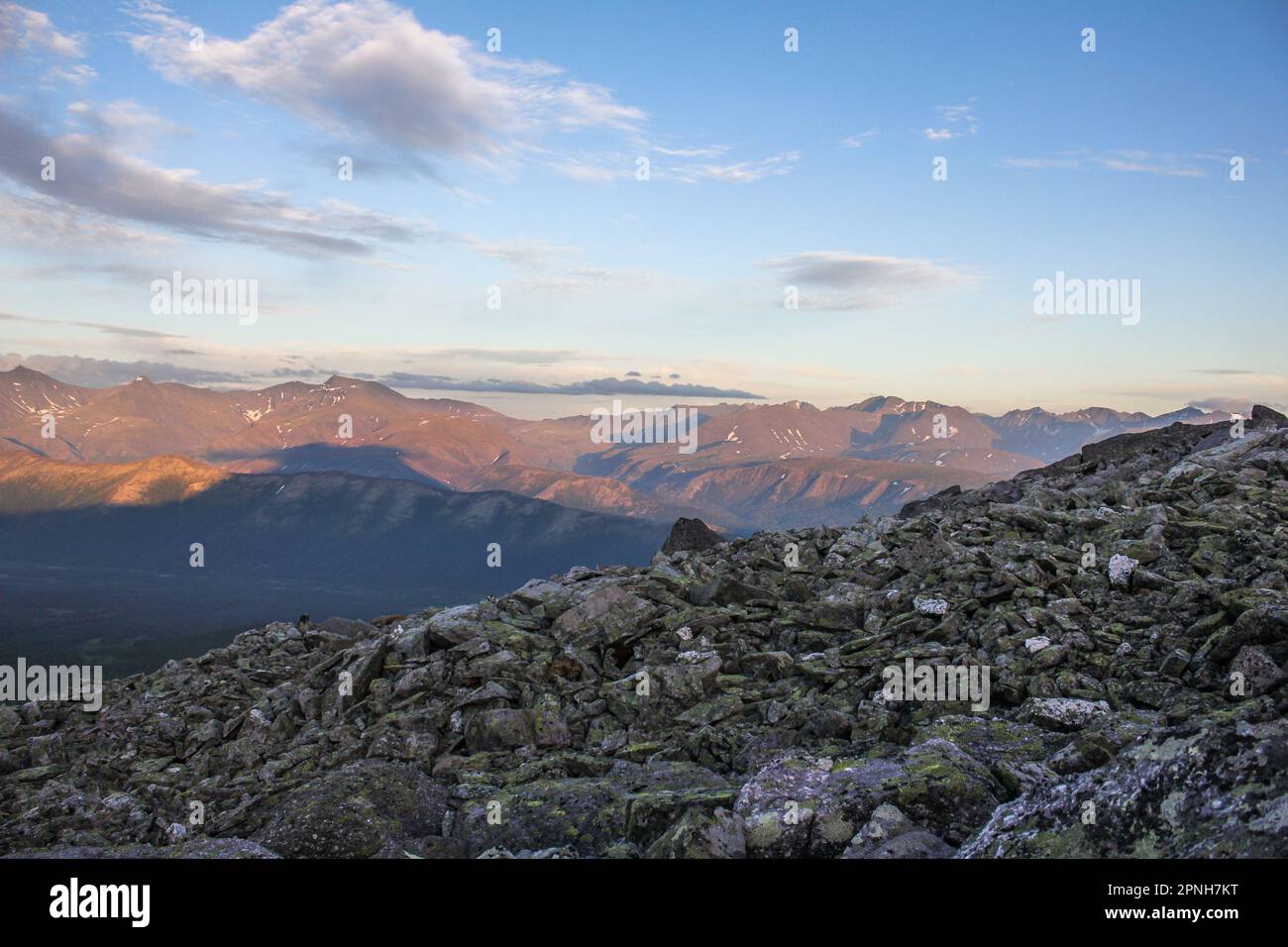Blick vom Manaraga-Gipfel im Nether-Polarural, Russland bei Sonnenuntergang am Sommertag. Felsen im Vordergrund Stockfoto