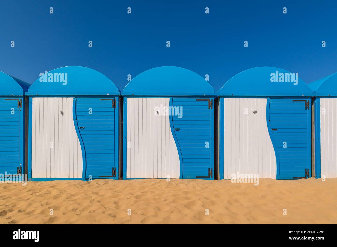 Malerische Aussicht auf farbige Strandhütten am Strand in Dünkirchen, Frankreich vor blauem Sommerhimmel Stockfoto