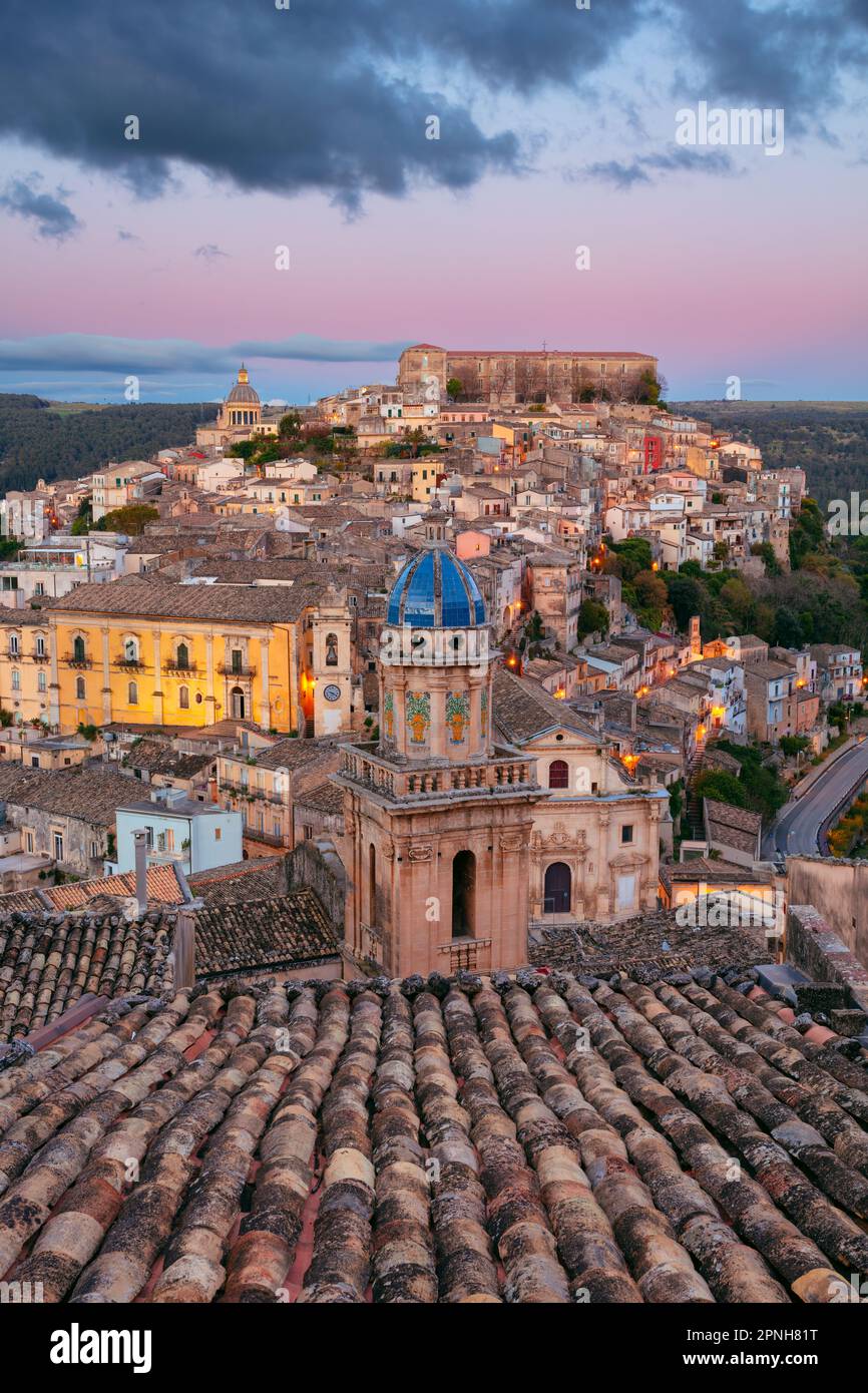 Ragusa Ibla, Sizilien, Italien. Stadtbild der historischen Stadt Ragusa Isla, Sizilien bei Sonnenuntergang. Stockfoto