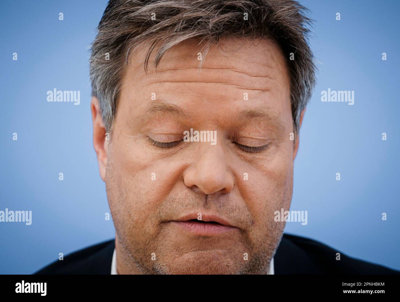 Robert Habeck (Allianz 90/Grüne), Bundesminister für Wirtschaft und Klimaschutz und Vizekanzler, nahm während einer Pressekonferenz auf der Bundespressekonferenz in Berlin zum Thema Änderung des Bauenergiegesetzes und neues Finanzierungskonzept für erneuerbare Heizstoffe Teil. 04/19/2023. Stockfoto