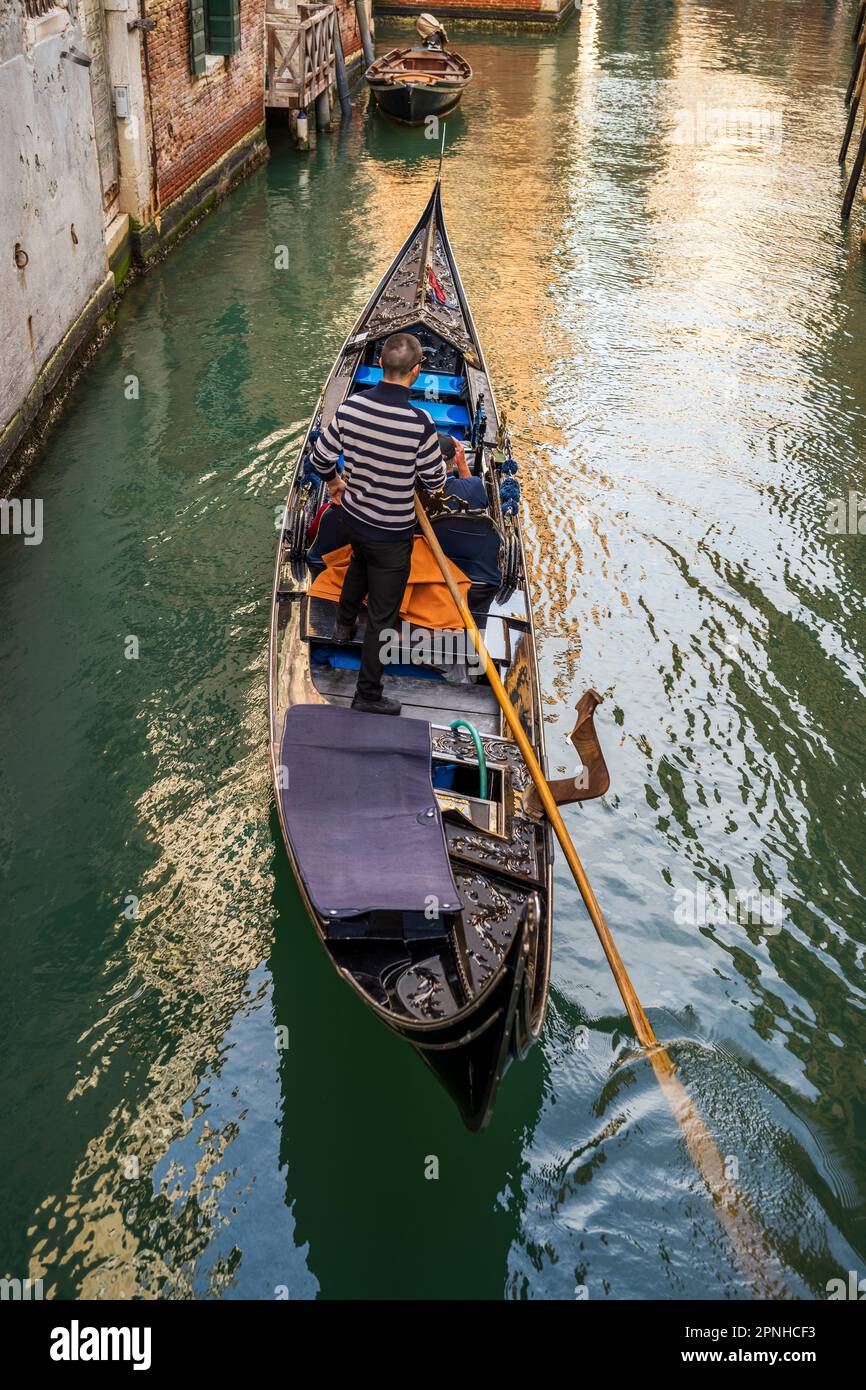 Gondelboot mit Gondoliere auf einem kleinen Kanal, Venedig, Venetien, Italien Stockfoto