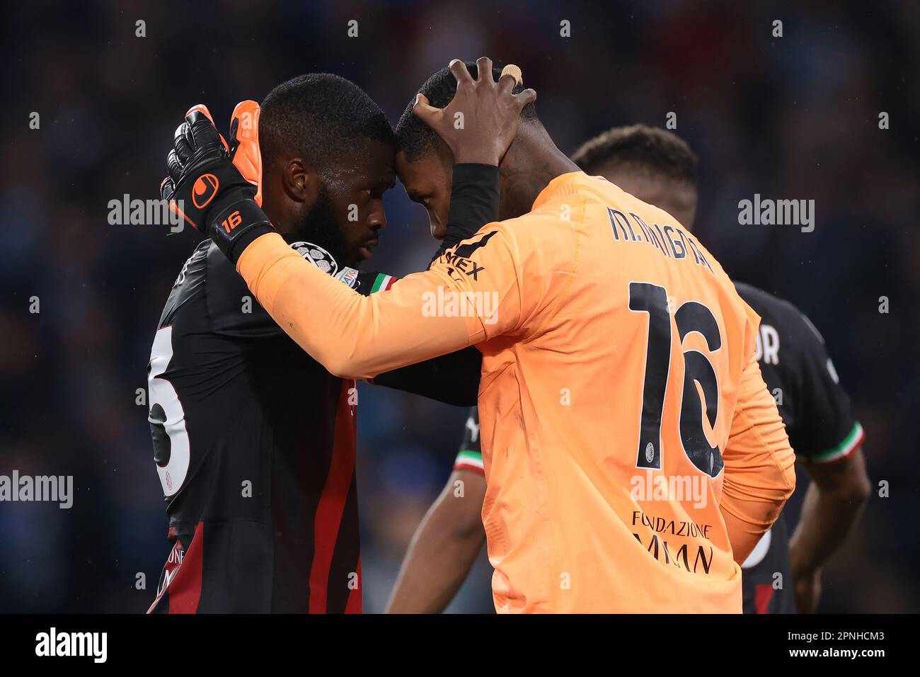 Neapel, Italien, 18. April 2023. Fikayo Tomori von AC Mailand dankt Teamkollege Mike Maignan von AC Mailand, nachdem er während des Spiels der UEFA Champions League im Stadio Diego Armando Maradona, Neapel, einen Elfmeter gegen den Verteidiger gespart hat. Der Bildausdruck sollte lauten: Jonathan Moscrop/Sportimage Stockfoto