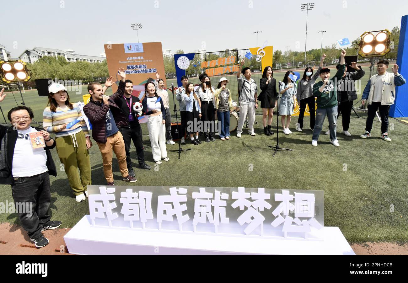 (230419) -- PEKING, 19. April 2023 (Xinhua) -- Schüler der Tsinghua Universität singen ein Lied während einer Veranstaltung zur Feier des 100-tägigen Countdowns zu den Chengdu 2021 FISU World University Games an der Tsinghua University in Peking, Hauptstadt von China, 19. April 2023. (Xinhua/Li Xin) Stockfoto