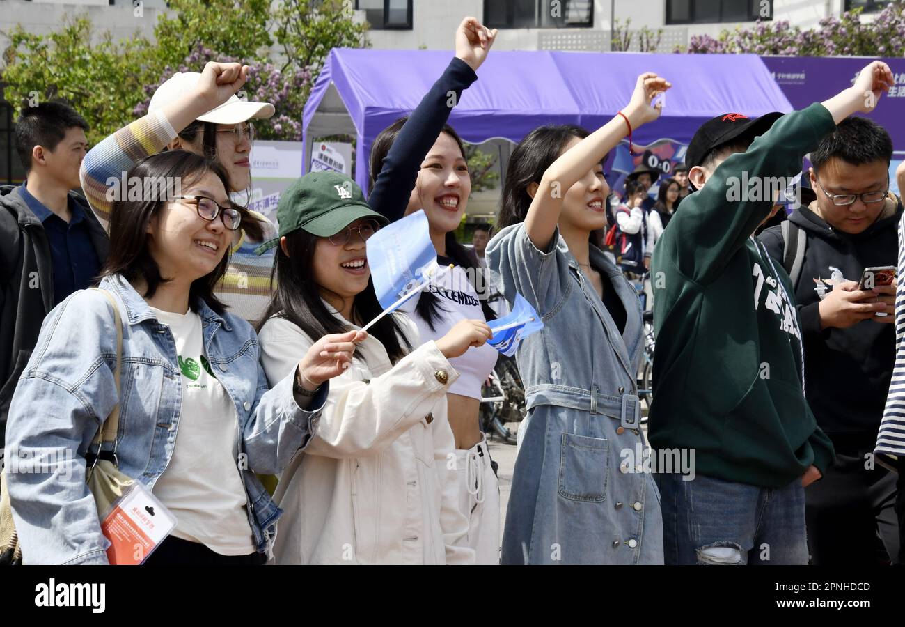 (230419) -- PEKING, 19. April 2023 (Xinhua) -- Schüler der Tsinghua Universität singen ein Lied während einer Veranstaltung zur Feier des 100-tägigen Countdowns zu den Chengdu 2021 FISU World University Games an der Tsinghua University in Peking, Hauptstadt von China, 19. April 2023. (Xinhua/Li Xin) Stockfoto