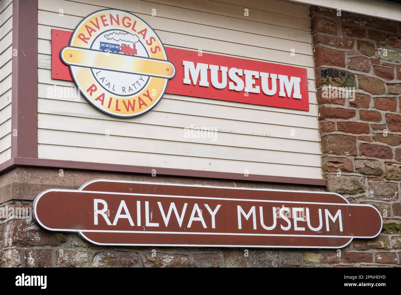 Schild am Ravenglass Railway Museum mit Illustration des La'al Ratty Zuges. Lake District, Cumberland, Großbritannien. Stockfoto