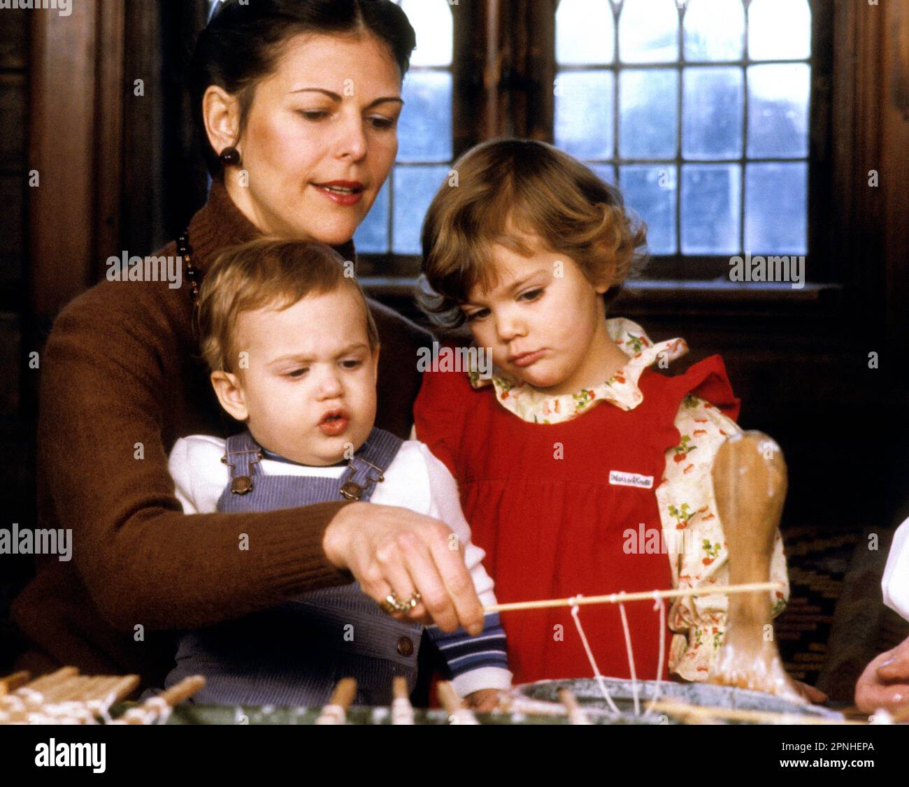 KÖNIGIN SILVIA von Schweden mit der Krone Prinzessin Victoria und Prinz Carl Philip im Freiluftmuseum Skanse Weihnachtskunst mit Kerzenguss Stockfoto