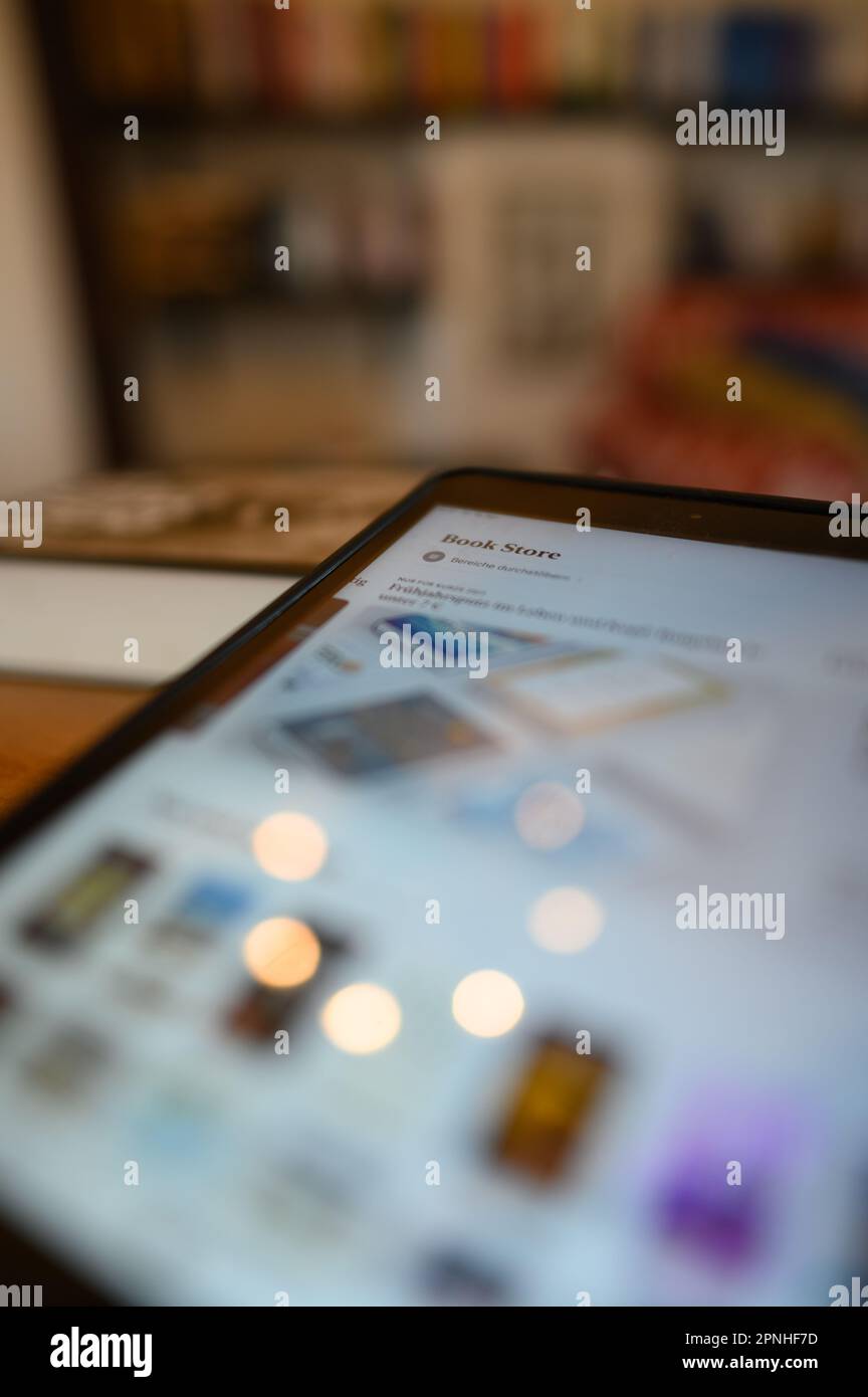 Dresden, Deutschland. 18. April 2023. ILLUSTRATION – ein iPad Tablet mit einer geöffneten App für E-Books liegt auf einem Tisch. (Poposed Scene) Kredit: Robert Michael/dpa/Alamy Live News Stockfoto