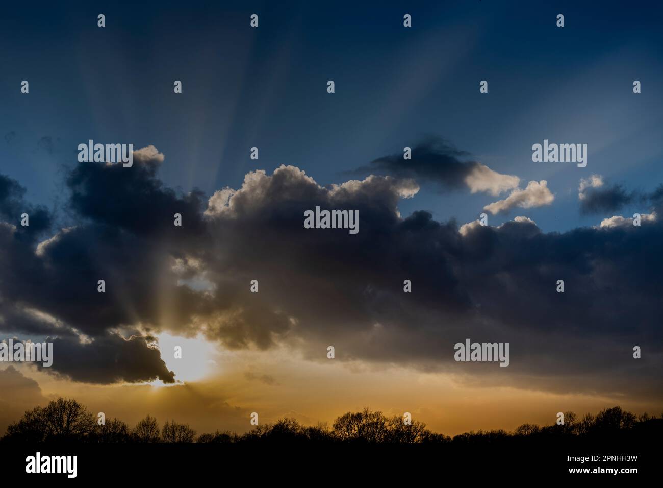 Die Sonne bricht durch die Wolken am Sunset West Sussex nach einem stürmischen Tag im Winter 2022 Stockfoto