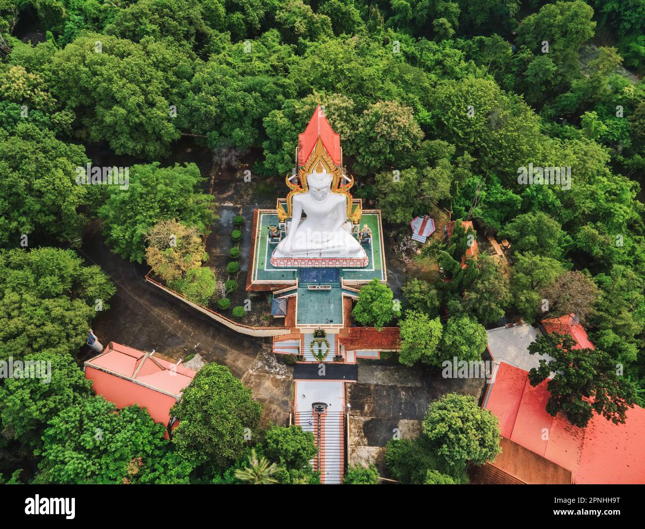 Nakhon Nayok, Thailand, 1. November 2020. Wat Sri Ka Ang, Phra Phuttha Chinnarat Buddha Statue ist das größte Modell in Thailand. Stockfoto