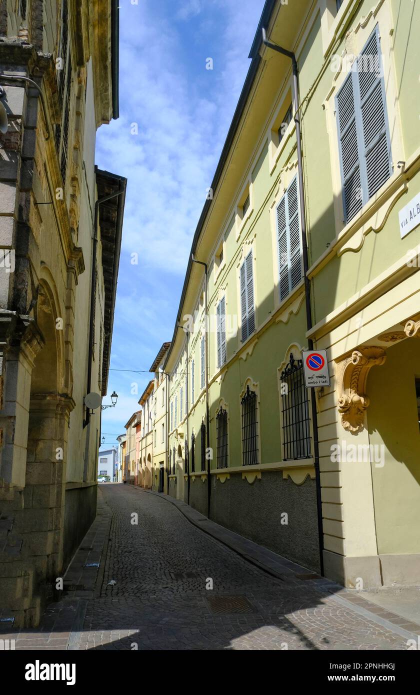 Farbenfrohe Gebäude in der engen Straße der Altstadt von Busseto, der Heimatstadt von Verdi, Italien Stockfoto