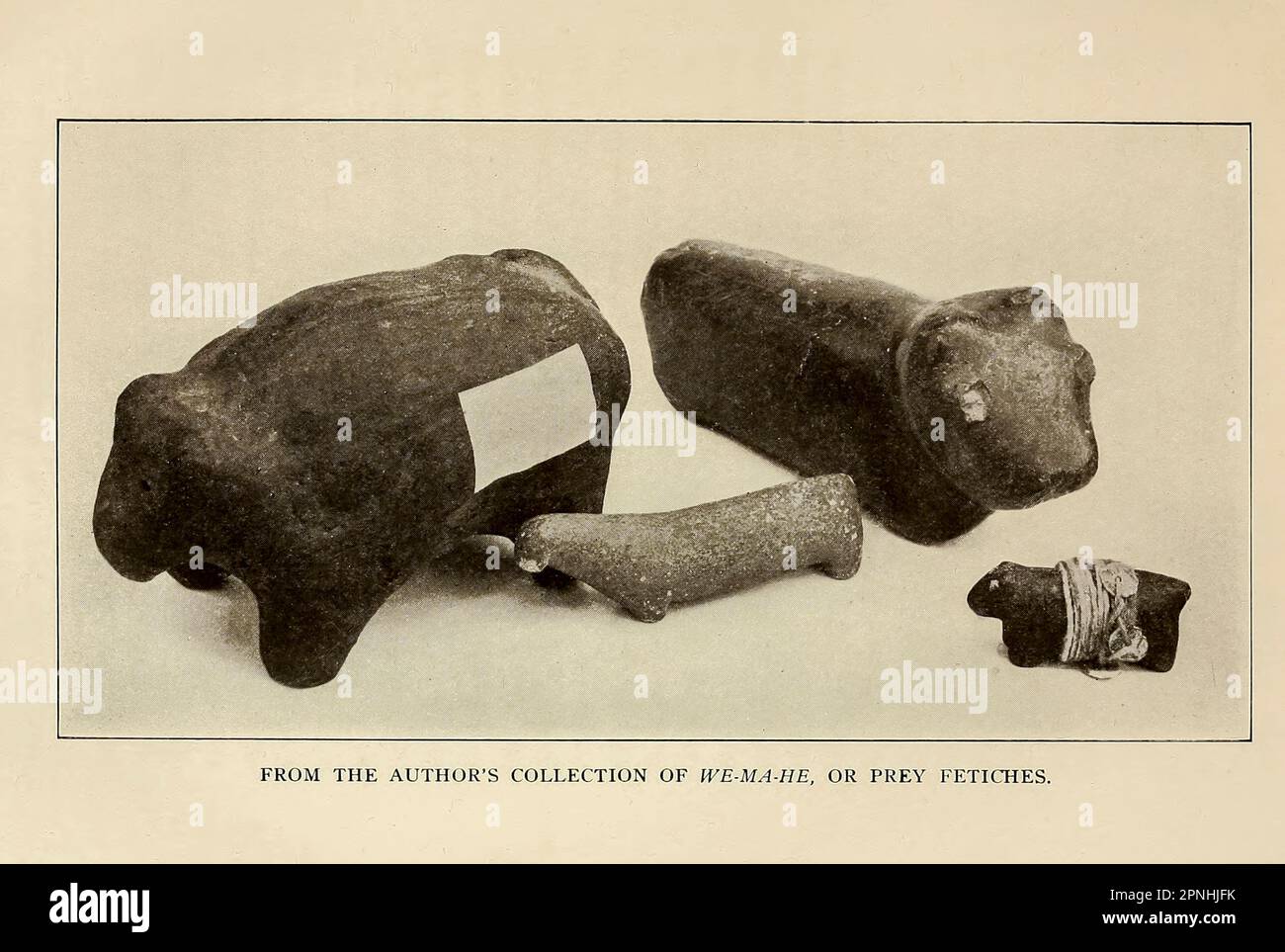 Aus der Sammlung des Autors von We-ma-he, oder Beute Fetiches aus dem Buch „ New Mexico, the Land of the Delight Makers “ von George Wharton James, The History of its Ancient Cliff Dwellings and Pueblos, Eroberung durch die Spanier, Franziskaner Missionen; Persönliche Berichte über die Zeremonien, Spiele, das soziale Leben und die Industrie der Inder; eine Beschreibung des Klimas, der Geologie, der Flora und der Vögel, der Flüsse und Wälder; eine Übersicht über die rasche Entwicklung, die Projekte zur Landgewinnung und das Bildungssystem; Mit vollständigen und genauen Berichten über die progressiven Counties, Städte und Städte. Veröffentlicht im Jahr 1920 Stockfoto