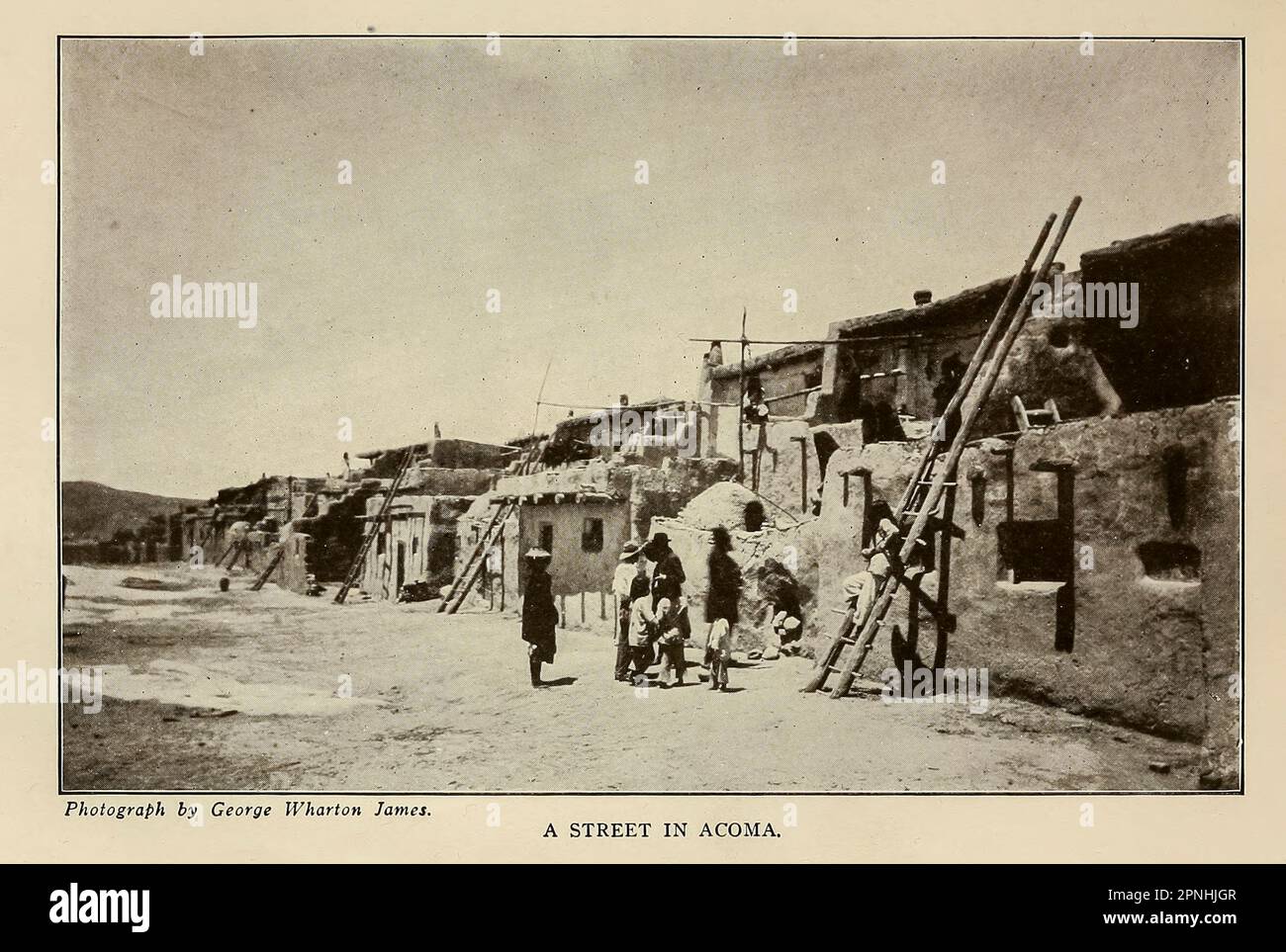 A Street in Acoma Pueblo aus dem Buch „ New Mexico, the Land of the Delight Makers “ von George Wharton James, The History of its Ancient Cliff Dwellings and Pueblos, Conquest by the Spaniards, Franciscan Missions; Personal Accounts of the Ceremonies, Games, Social Life and Industries of its Indians; Eine Beschreibung des Klimas, der Geologie, der Flora und der Vögel, der Flüsse und Wälder; eine Bestandsaufnahme der Projekte zur raschen Entwicklung, zur Landgewinnung und zum Bildungssystem; vollständige und genaue Aufstellung der progressiven Grafschaften, Städte und Gemeinden. Veröffentlicht im Jahr 1920 Boston, The Page Company as part Stockfoto