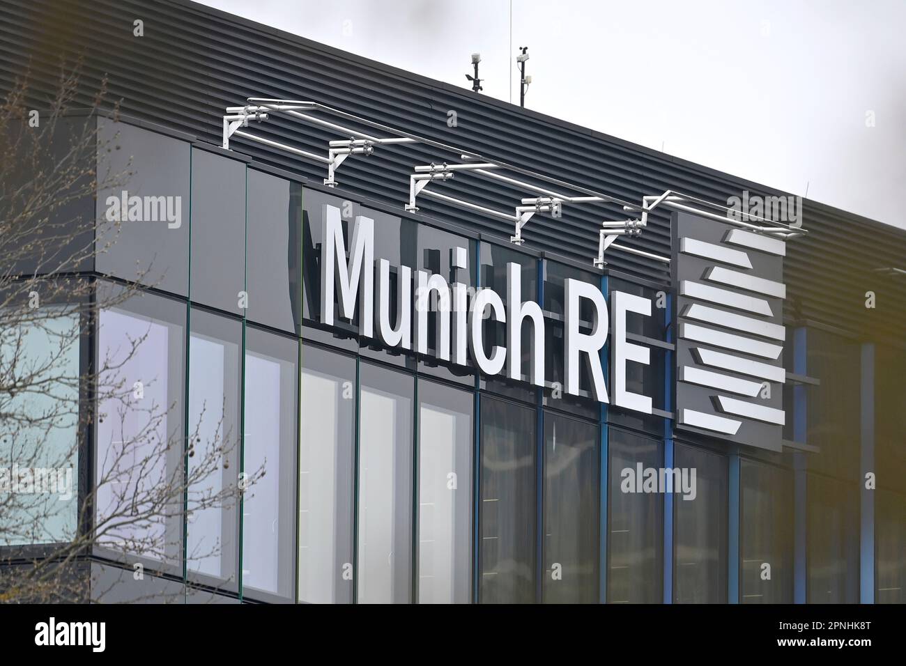 München, Deutschland. 19. April 2023. Schriftzug, Firmenlogo, Logo in München Schwabing. Gebäude, Fassade. München Re Group, Rückversicherung. ? Kredit: dpa/Alamy Live News Stockfoto