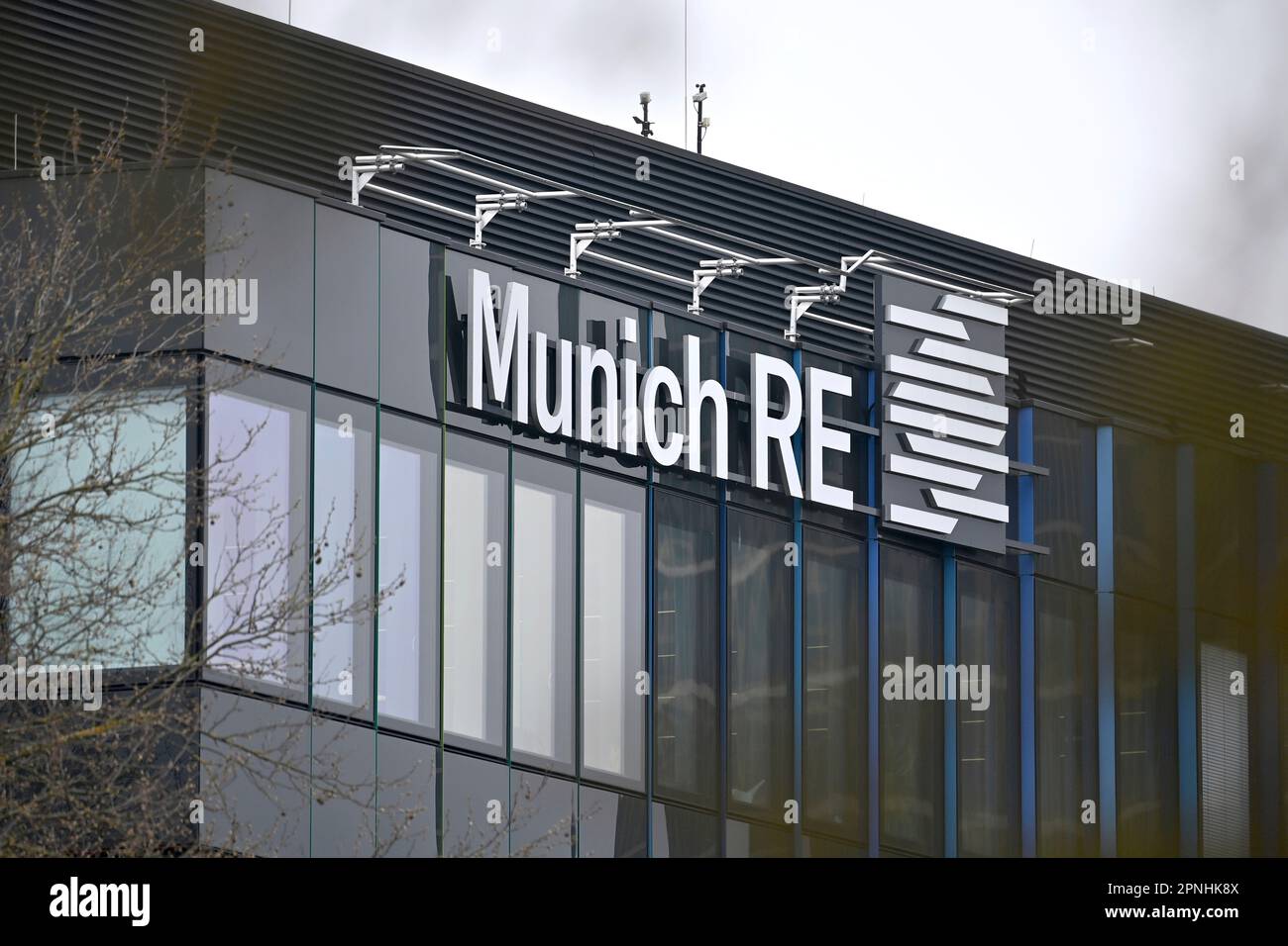 München, Deutschland. 19. April 2023. Schriftzug, Firmenlogo, Logo in München Schwabing. Gebäude, Fassade. München Re Group, Rückversicherung. ? Kredit: dpa/Alamy Live News Stockfoto