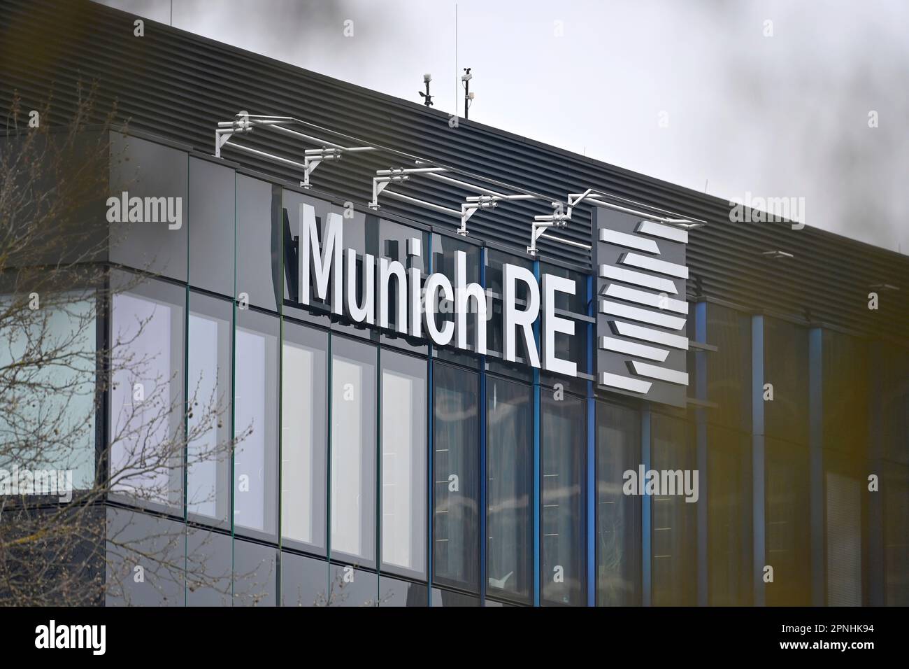 München, Deutschland. 19. April 2023. Schriftzug, Firmenlogo, Logo in München Schwabing. Gebäude, Fassade. München Re Group, Rückversicherung. ? Kredit: dpa/Alamy Live News Stockfoto