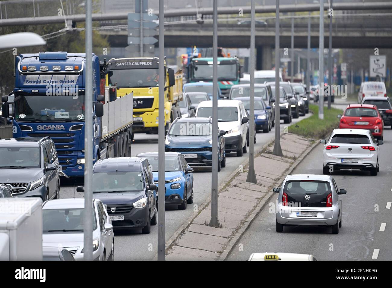 München, Deutschland. 19. April 2023. Starker Verkehr auf dem Halterring, Verkehrsfluss, Hauptstraße, Stau, Stop and Go, Mit dem Ringkampf, Straßenverkehr in München am 19. April 2023? Kredit: dpa/Alamy Live News Stockfoto