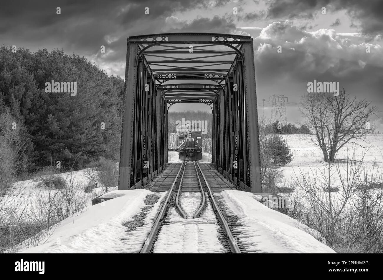 Der Zug überquert eine 1893 erbaute, doppelt vernietete Eisenbahntrassenbrücke und überquert im Winter den Mississippi in Galetta, Ontario, Kanada Stockfoto