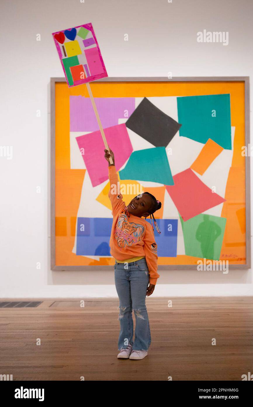 EDITORIAL USE ONLY Sierra Cole zeigt ihre Kunstwerke, inspiriert von „The Snail“ von Henri Matisse bei Tate Modern, im Rahmen von The Wild Escape, einem Projekt unter der Leitung des Art Fund, das darauf abzielt, die Artenvielfalt in Großbritannien vor dem Earth Day am Samstag, den 22. April, zu beleuchten. Ausgabedatum: Mittwoch, 19. April 2023. Stockfoto
