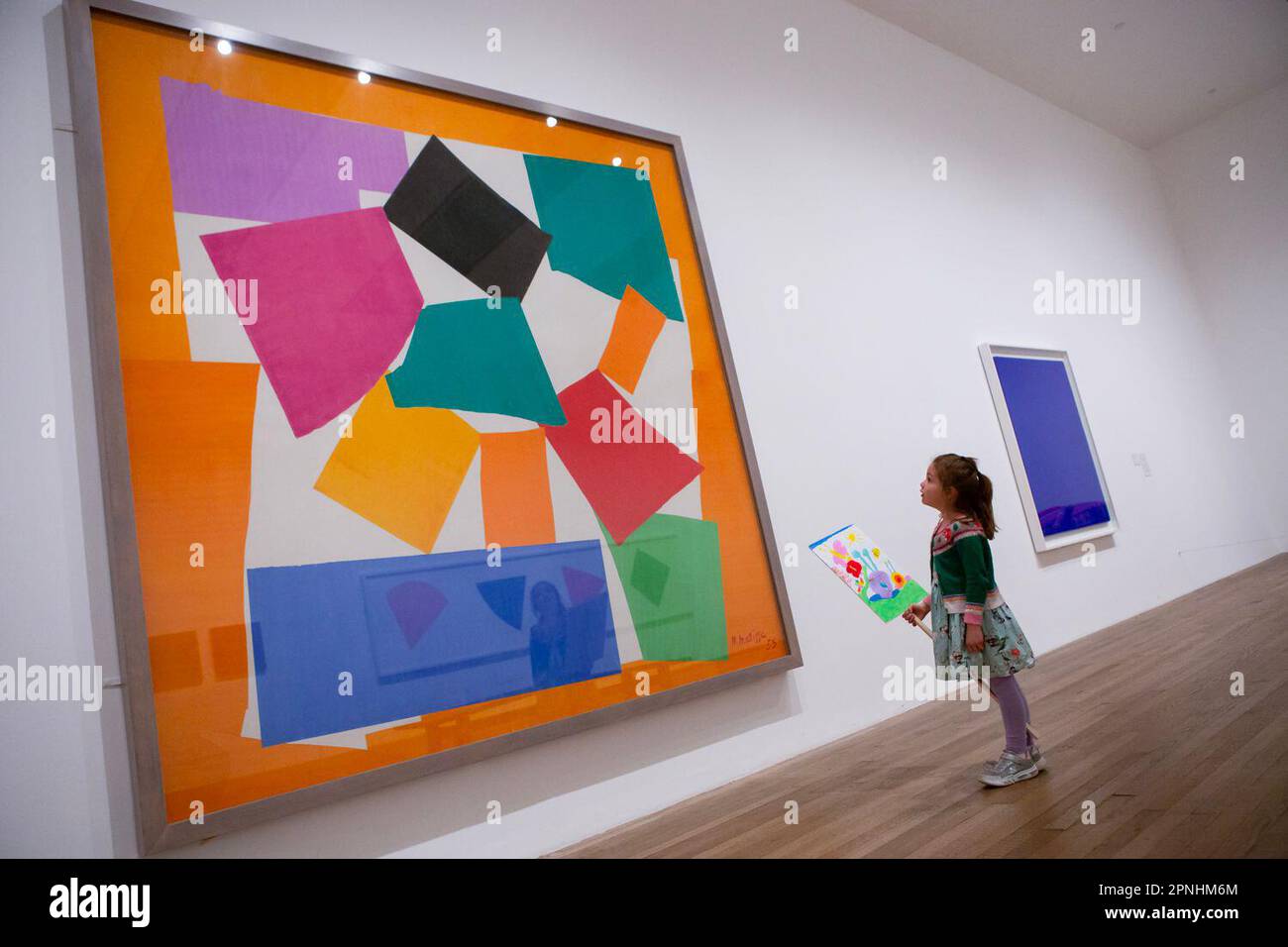 EDITORIAL USE ONLY Elara Coffey, Five, zeigt ihre Kunstwerke, inspiriert von „The Snail“ von Henri Matisse im Tate Modern als Teil von The Wild Escape, einem Projekt unter der Leitung des Art Fund, das darauf abzielt, die Krise der biologischen Vielfalt in Großbritannien vor dem Earth Day am Samstag, den 22. April, hervorzuheben. Ausgabedatum: Mittwoch, 19. April 2023. Stockfoto