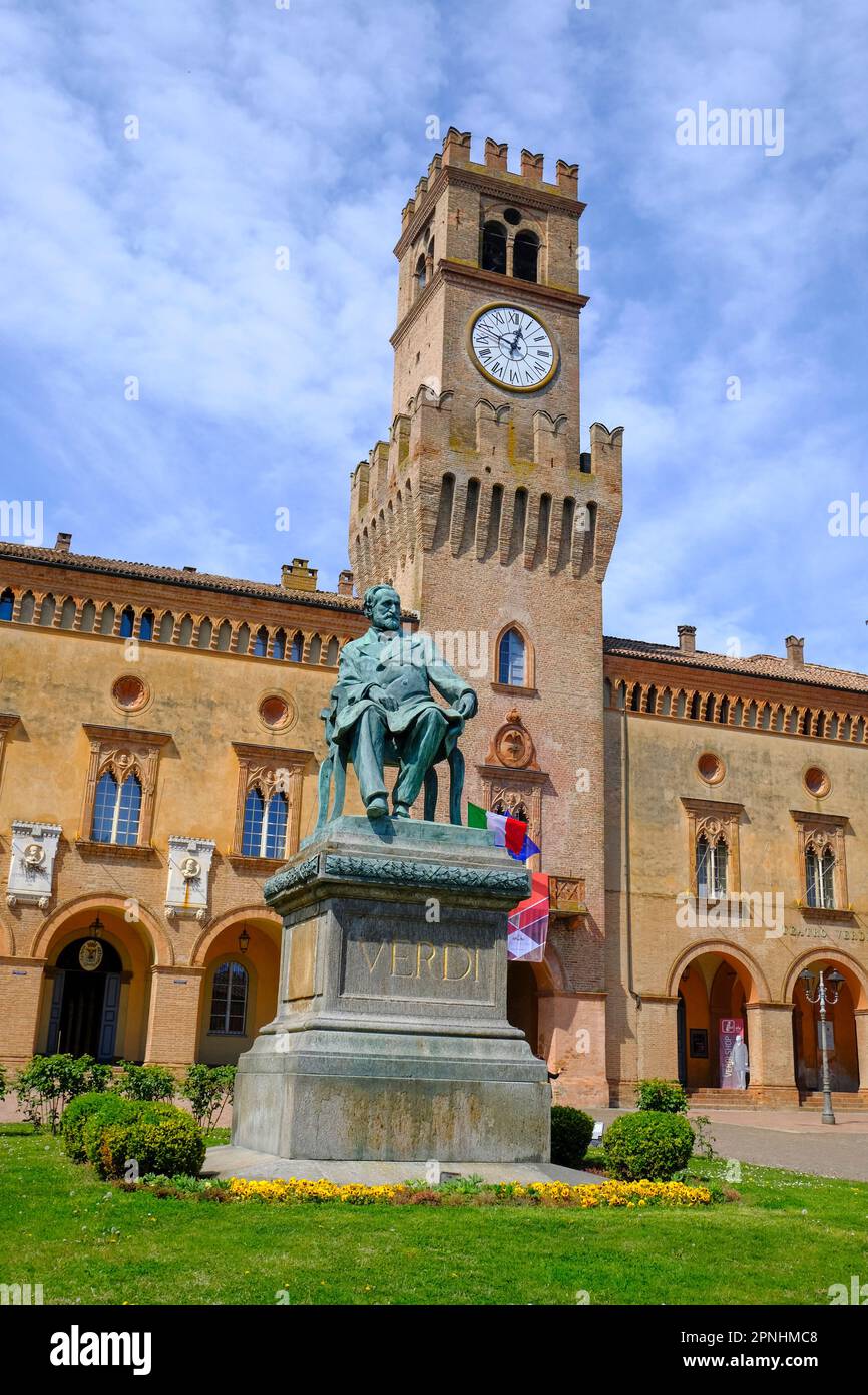 Monument von Giuseppe Verdi auf dem Platz von Giuseppe Verdi gegenüber dem Theatergebäude in Busseto, Italien Stockfoto