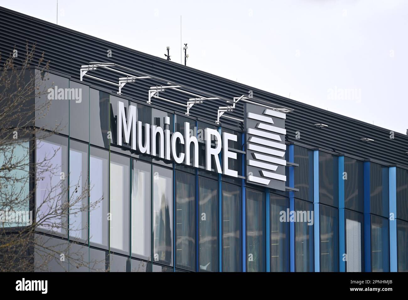 München, Deutschland. 19. April 2023. Schriftzug, Firmenlogo, Logo in München Schwabing. Gebäude, Fassade. München Re Group, Rückversicherung. ? Kredit: dpa/Alamy Live News Stockfoto
