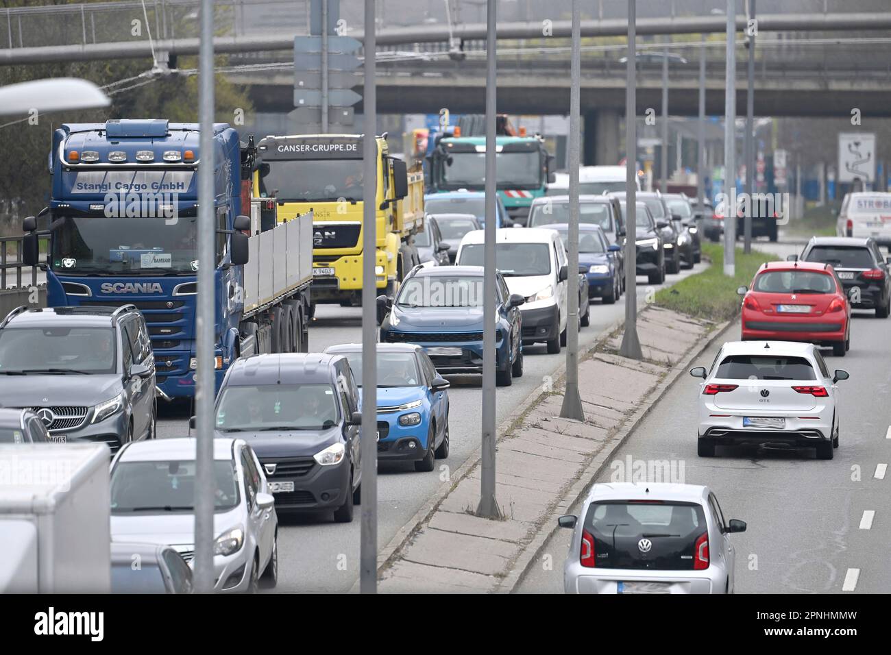 München, Deutschland. 19. April 2023. Starker Verkehr auf dem Halterring, Verkehrsfluss, Hauptstraße, Stau, Stop and Go, Mit dem Ringkampf, Straßenverkehr in München am 19. April 2023? Kredit: dpa/Alamy Live News Stockfoto