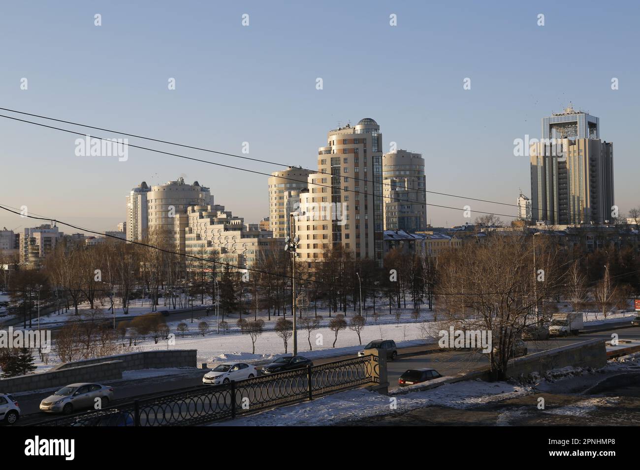 Blick auf die Skyline von Jekaterinburg, Ural, Russland und den Fluss Iset Stockfoto