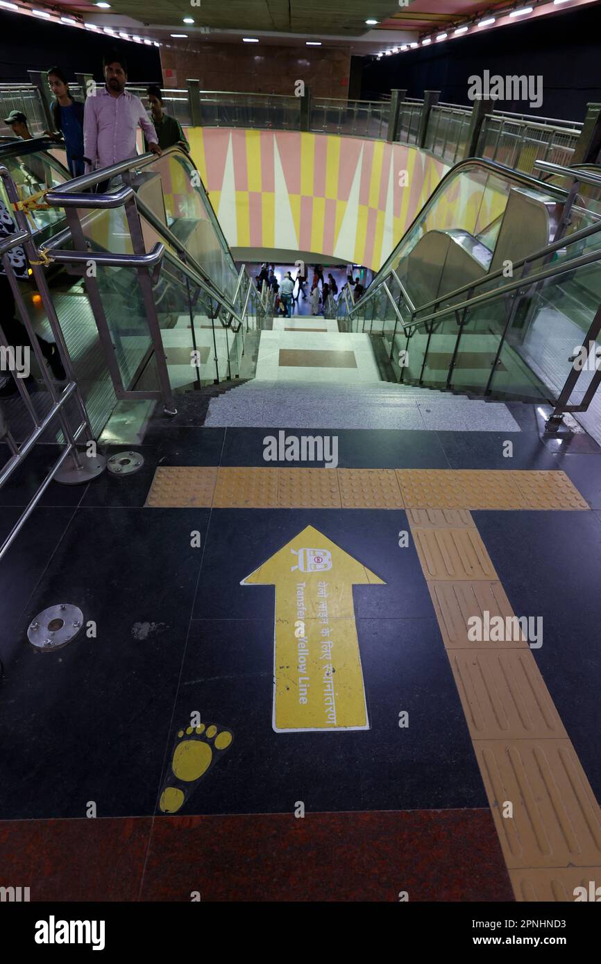 Am Boden befindet sich ein Schild mit der gelben Linie in der U-Bahn-Station Dilli Haat - INA in Delhi, Indien Stockfoto