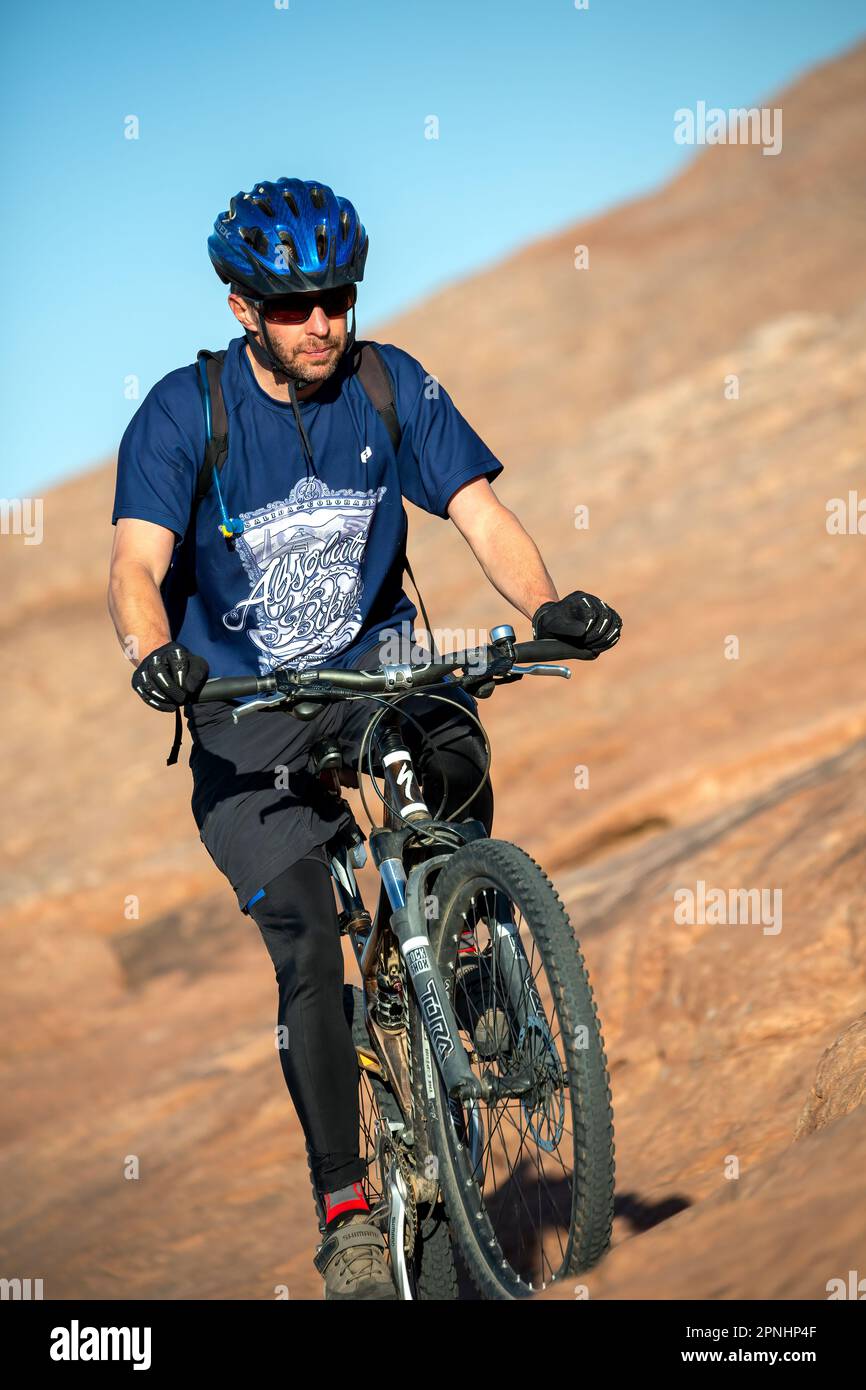 Mountain-Bike-Fahrer, Slickrock Trail, Sand Wohnungen Recreation Area, Moab, Utah, USA Stockfoto
