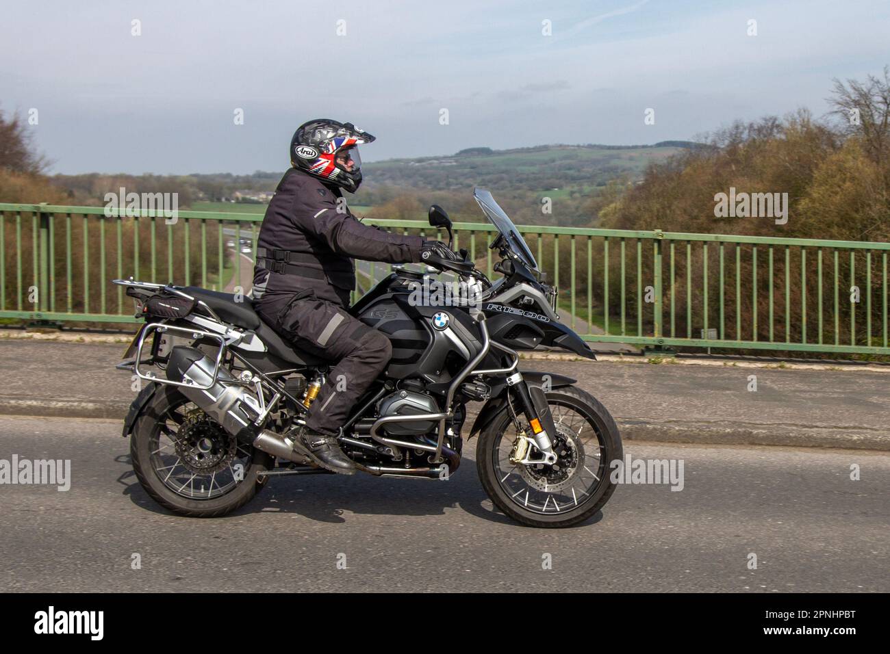 BMW R 1200 GS Adv Triple Black Flat Twin Boxer EU4 Black Motorcycle Adventure Benzinmotor 1170 ccm; Überquerung der Autobahnbrücke im Großraum Manchester, Großbritannien Stockfoto