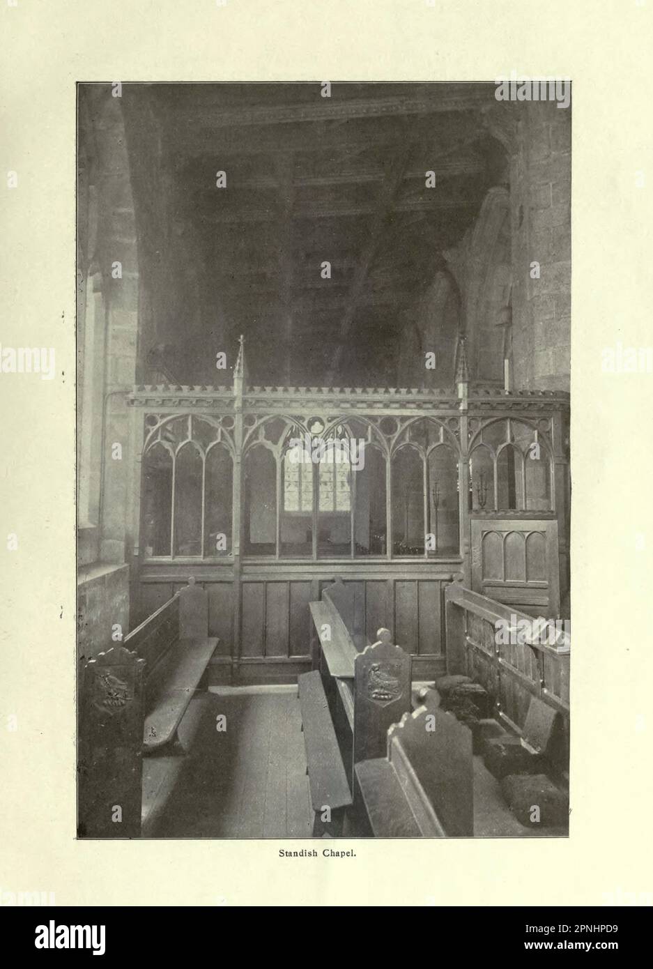 Standish Chapel, Interior [Myles Standish (ca. 1584 bis 3. Oktober 1656) war ein englischer Militäroffizier und Kolonist. Er wurde von den Pilgern als Militärberater für die Plymouth-Kolonie im heutigen Massachusetts, USA, engagiert. Standish begleitete die Pilger auf dem Schiff Mayflower und spielte eine führende Rolle bei der Verwaltung und Verteidigung der Plymouth-Kolonie von ihrer Gründung im Jahr 1620 aus.[2] am 17. Februar 1621, Die Plymouth-Kolonie-Miliz wählte ihn zum ersten Kommandeur und wählte ihn für den Rest seines Lebens wieder in diese Position] aus dem Buch " Häuser und Zufluchtsorte der Stockfoto