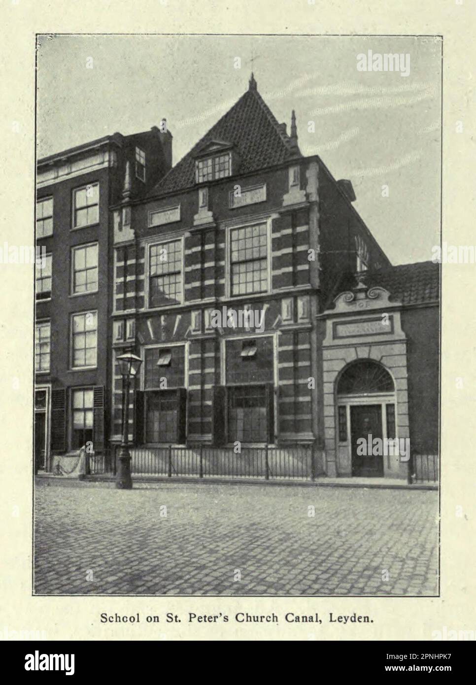 Schule auf der St. Peter's Church Canal, Leyden [John Robinson (1576–1625) war der Pastor der „Pilgerväter“, bevor sie auf der Mayflower aufbrachen. Er wurde einer der frühen Führer der englischen Separatisten, die Brownisten genannt werden, und gilt (zusammen mit Robert Browne und Henry Barrow) als einer der Gründer der Kongregationskirche. Aus dem Buch " Häuser und Zufluchtsorte der Pilgerväter " von Alexander MacKennal, 1835-1904; überarbeitet von Howell Elvet Lewis, Publikationsdatum 1920 Publisher London, The Religious Trakt Society Stockfoto