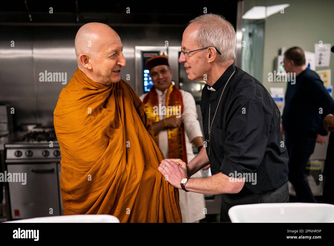 (L bis R) ehrwürdiger Ajahn Amaro und der Erzbischof von Canterbury Justin Welby begrüßen sich gegenseitig, während sie zusammen mit anderen Glaubensführern Essen zubereiten und an der großen Hilfe in der Passage in London teilnehmen. Das soll eine neue Generation von Freiwilligen inspirieren und rekrutieren, indem gezeigt wird, wie einfach es ist, sich zu engagieren. Die Veranstaltung mit Glaubensführern und Aktivisten aus den christlichen, jüdischen, muslimischen, hinduistischen und Sikh-Gemeinschaften soll die Menschen ermutigen, am Freiwilligenprojekt Big Help Out am 8. Mai im Rahmen der Feierlichkeiten für die Krönung teilzunehmen. Foto: Mittwoch April Stockfoto