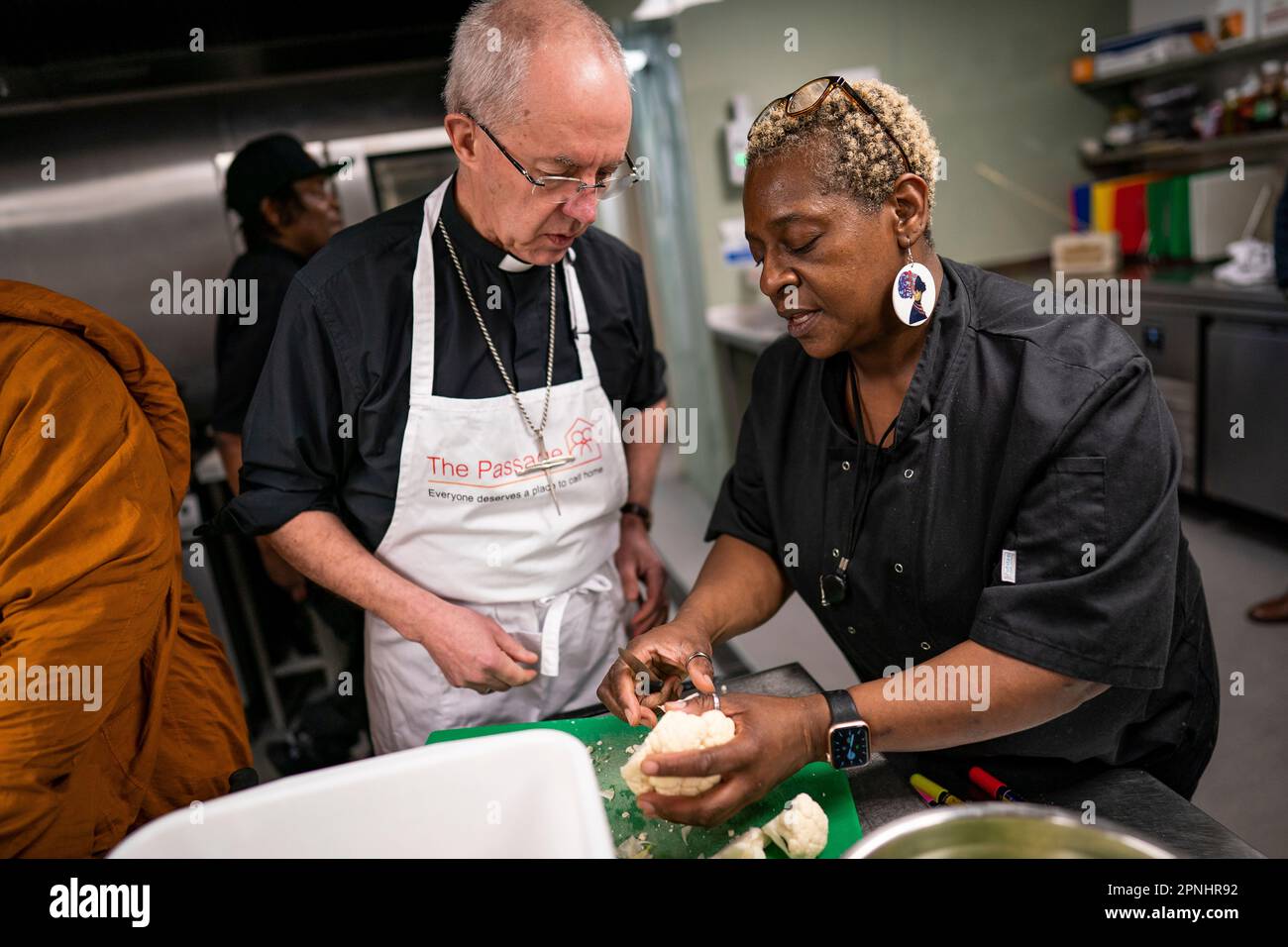 Der Erzbischof von Canterbury Justin Welby bereitet Essen zu, während er zusammen mit anderen Glaubensführern an der Big Help Out in The Passage in London teilnimmt, die eine neue Generation von Freiwilligen inspirieren und rekrutieren soll, indem er zeigt, wie einfach es ist, sich einzubringen. Die Veranstaltung mit Glaubensführern und Aktivisten aus den christlichen, jüdischen, muslimischen, hinduistischen und Sikh-Gemeinschaften soll die Menschen ermutigen, am Freiwilligenprojekt Big Help Out am 8. Mai im Rahmen der Feierlichkeiten für die Krönung teilzunehmen. Bilddatum: Mittwoch, 19. April 2023. Stockfoto