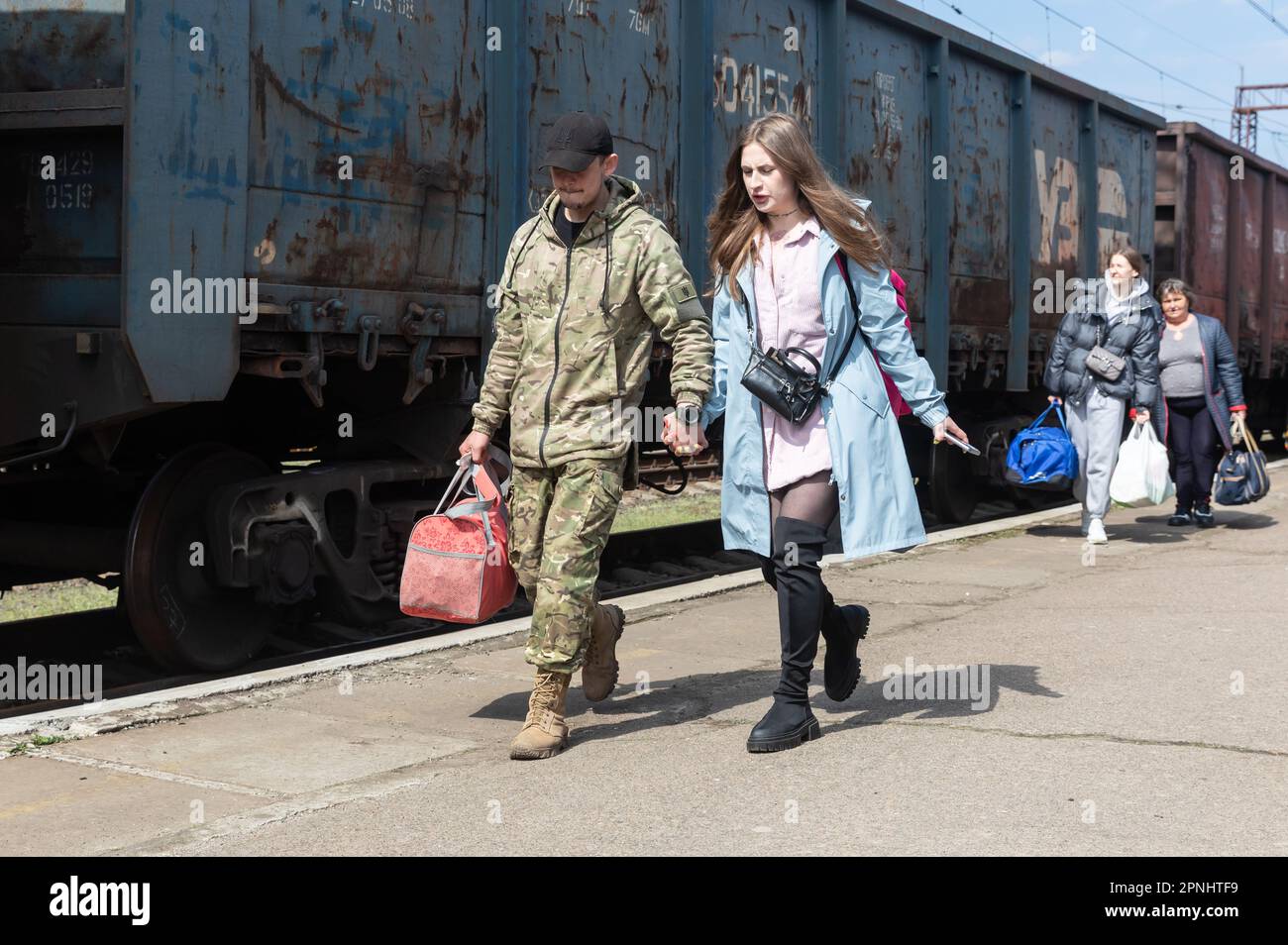 Ein junges Paar, ein Soldat und seine Geliebte werden am Bahnhof in Kramatorsk gesehen, nachdem ein lang erwartetes Treffen der Bahnhof in Kramatorsk bereits zu einem ständigen Treffpunkt für ukrainische Soldaten und ihre Lieben geworden ist. Trotz der andauernden Beschießereien im Osten der Ukraine und darüber hinaus finden Soldaten nur wenige Tage oder sogar Stunden, um ihre Familien und/oder Freunde zu sehen. Bahnhof in Kramatorks, Donezk, Ukraine Kredit: SOPA Images Limited/Alamy Live News Stockfoto